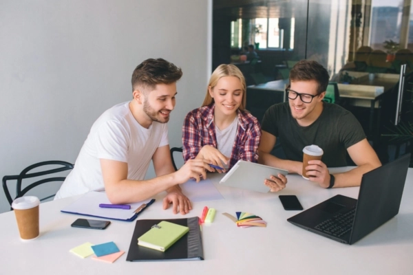 Eine Frau und zwei Männer arbeiten